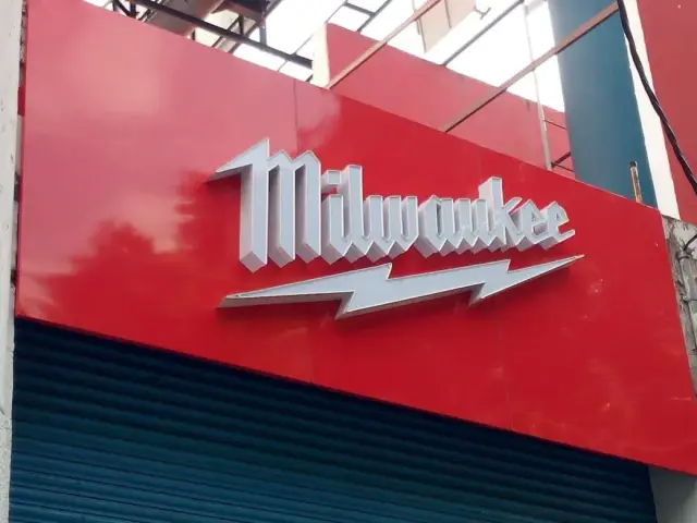 Muro de logo interior con acabados premium