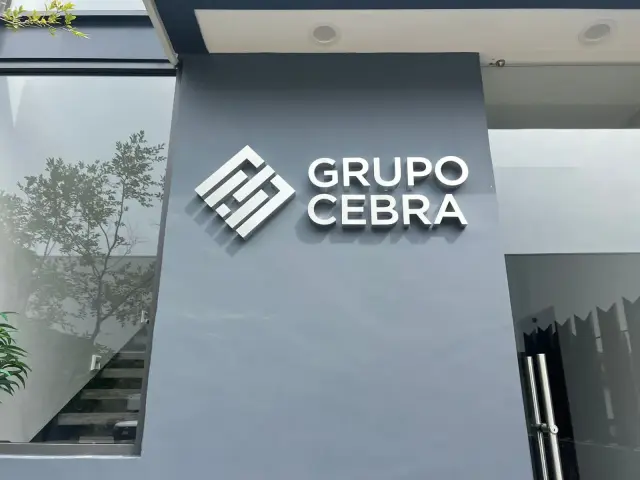 Fachada renovada con anuncio 3D